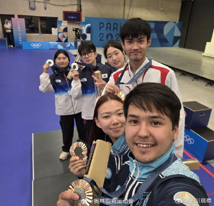 巴黎奥运流行起了合拍晒奖牌