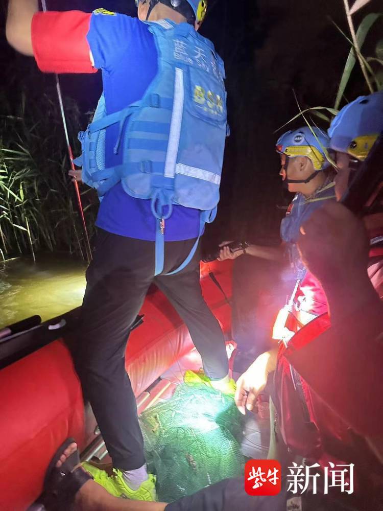 风大浪急!三男子长江芦苇荡里偷捕被抓 风大浪急!三男子长江芦苇荡里偷捕被抓