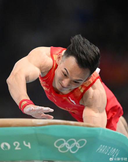 恭喜!中国体操男团夺银 恭喜!中国体操男团夺银