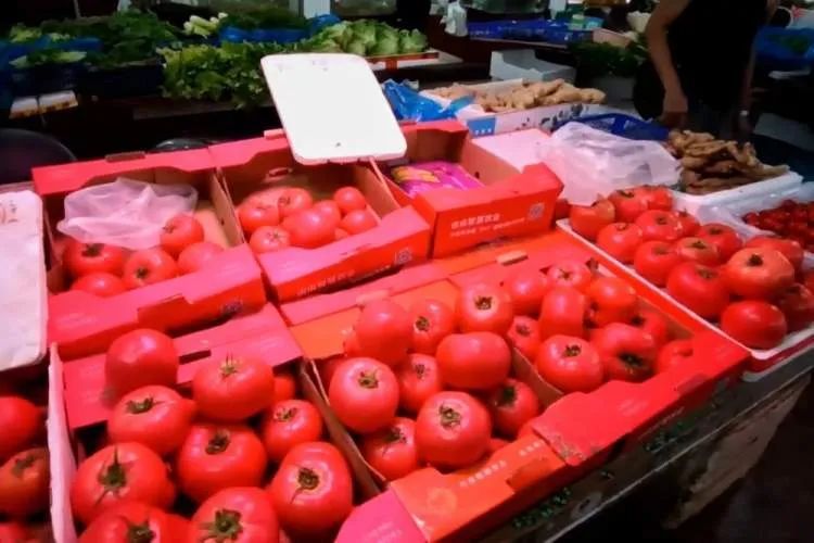 白色荧光灯照得老板娘满面红光，“生鲜灯”为何禁而不止