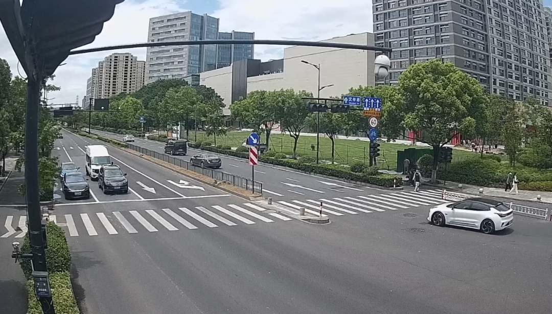 事发突然!杭州闹市区,男子一个手势,八九个人立马围了上来... 事发突然!杭州闹市区,男子一个手势,八九个人立马围了上来...