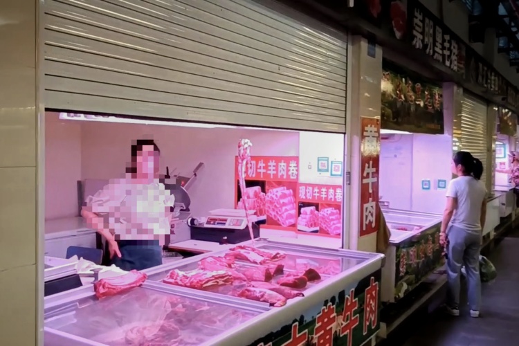 白色荧光灯照得老板娘满面红光，“生鲜灯”为何禁而不止