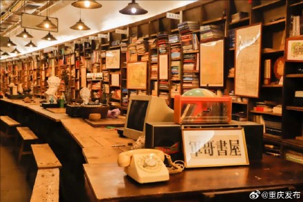 在重庆防空洞 你甚至可以喝茶、看书、洗车、加油