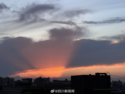 成都今天的晚霞，美翻了！