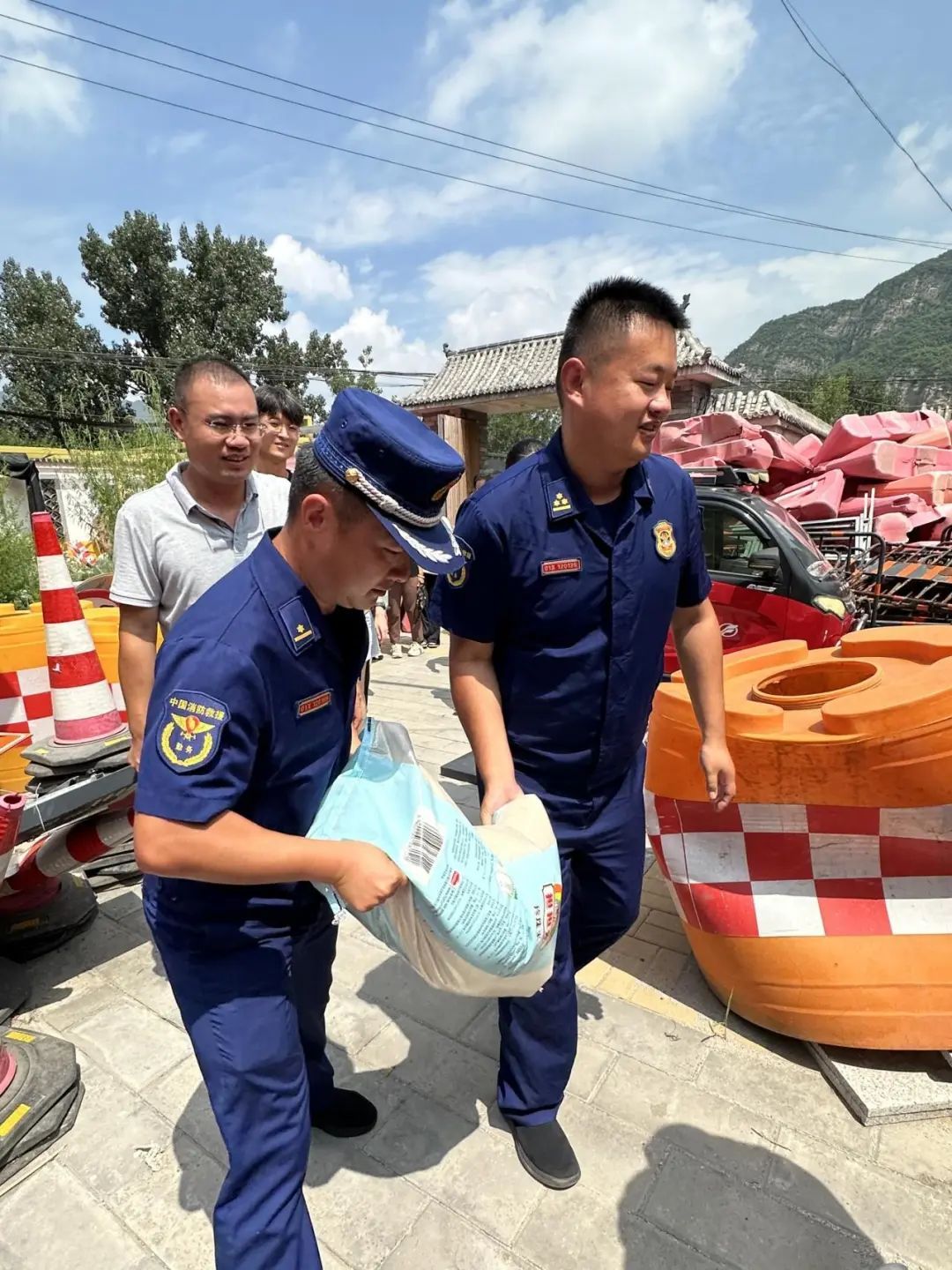“小宝,还记得我吗?”暴雨中施救的消防员,重返门头沟 “小宝,还记得我吗?”暴雨中施救的消防员,重返门头沟