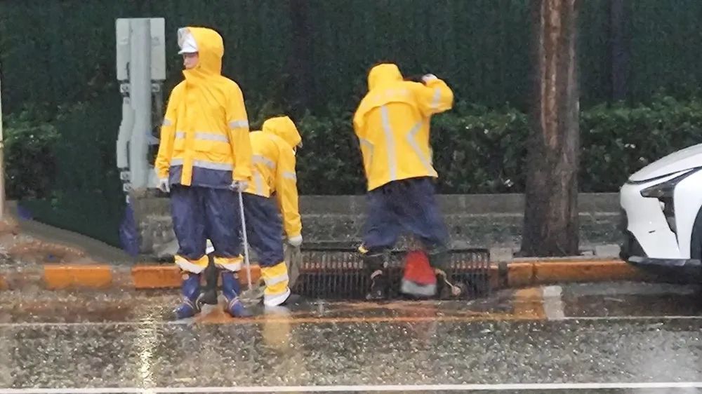 北京五区升级暴雨预警，傍晚雨大！目前积水路段请绕行，这些公园临时闭园——