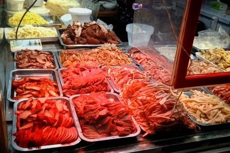 白色荧光灯照得老板娘满面红光，“生鲜灯”为何禁而不止