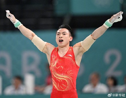 恭喜!中国体操男团夺银 恭喜!中国体操男团夺银