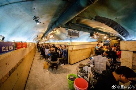 在重庆防空洞 你甚至可以喝茶、看书、洗车、加油