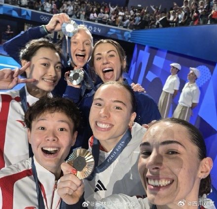 巴黎奥运流行起了合拍晒奖牌