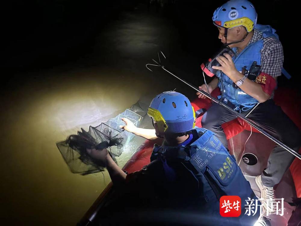 风大浪急!三男子长江芦苇荡里偷捕被抓 风大浪急!三男子长江芦苇荡里偷捕被抓