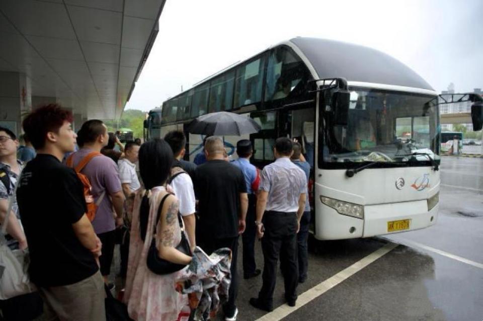 强降雨致1538名旅客滞留，湖南娄底紧急调集33辆大巴车1小时内转运旅客