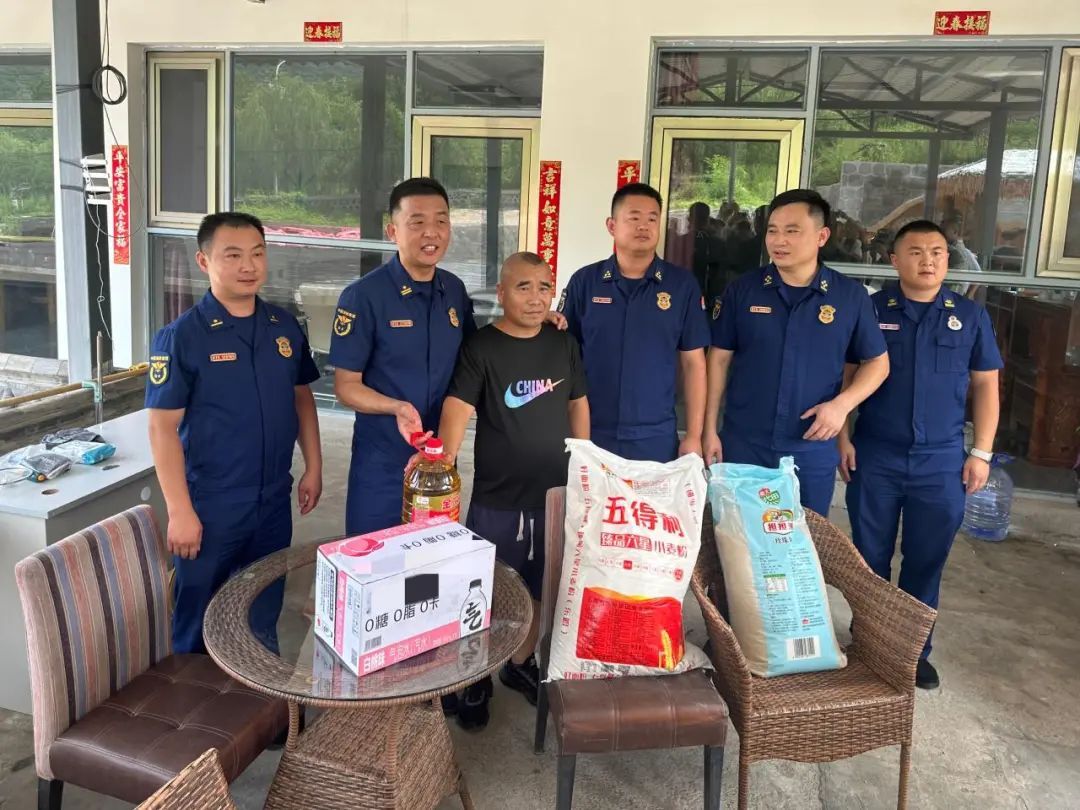 “小宝,还记得我吗?”暴雨中施救的消防员,重返门头沟 “小宝,还记得我吗?”暴雨中施救的消防员,重返门头沟