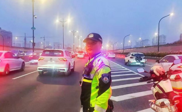 事发突然!杭州闹市区,男子一个手势,八九个人立马围了上来... 事发突然!杭州闹市区,男子一个手势,八九个人立马围了上来...