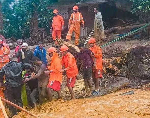 印度喀拉拉邦山体滑坡已致41人遇难,70多人受伤 印度喀拉拉邦山体滑坡已致41人遇难,70多人受伤