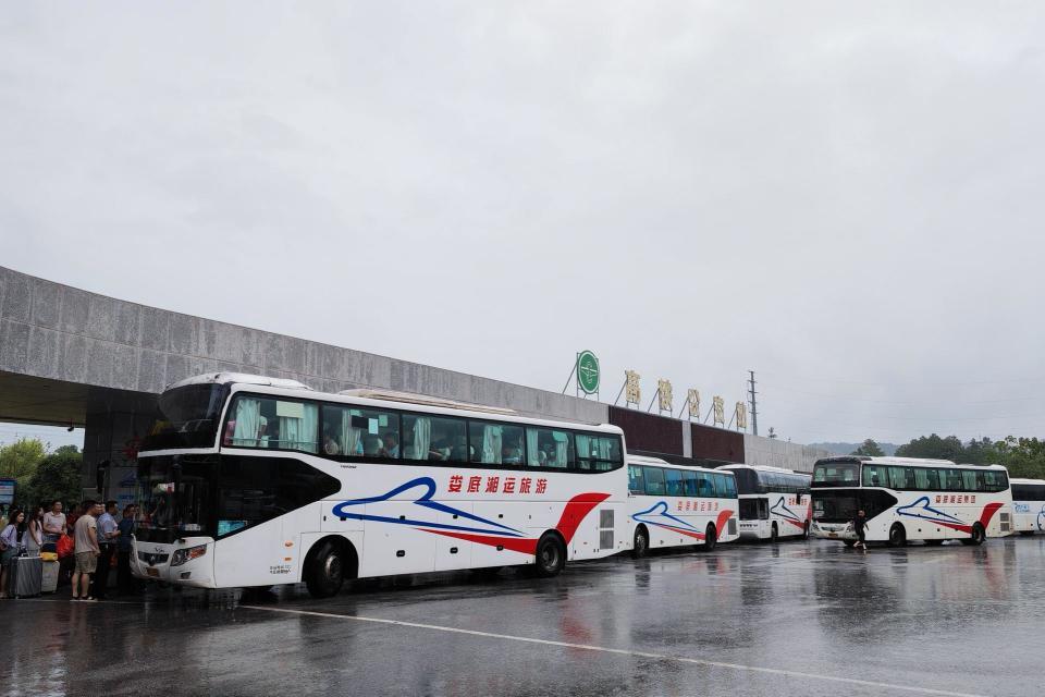 强降雨致1538名旅客滞留，湖南娄底紧急调集33辆大巴车1小时内转运旅客