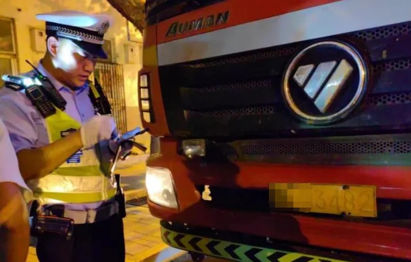 还在给号牌“戴”口罩?北京交管严打涉牌违法!查处1.8万起,行拘68人! 还在给号牌“戴”口罩?北京交管严打涉牌违法!查处1.8万起,行拘68人!