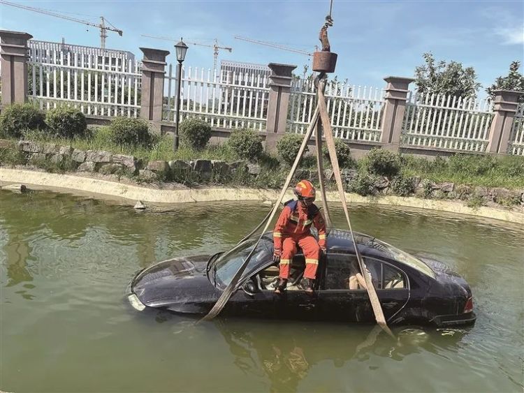 家长把娃忘车里,路人报警!消防赶到时,孩子满脸通红,气快喘不上了…… 家长把娃忘车里,路人报警!消防赶到时,孩子满脸通红,气快喘不上了……