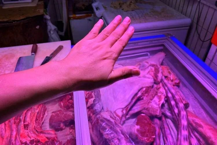 白色荧光灯照得老板娘满面红光，“生鲜灯”为何禁而不止