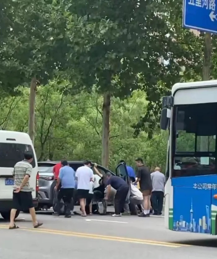 “人在车底下”！瞬间，他们变身“抬车侠”