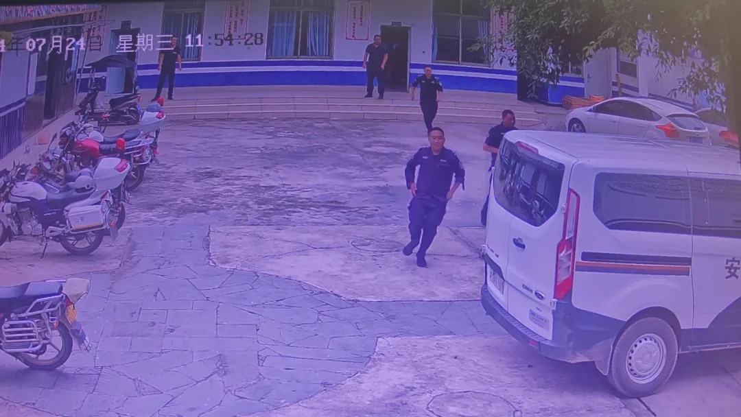 婴儿突发高烧抽搐，民警一路“狂飙”紧急送医