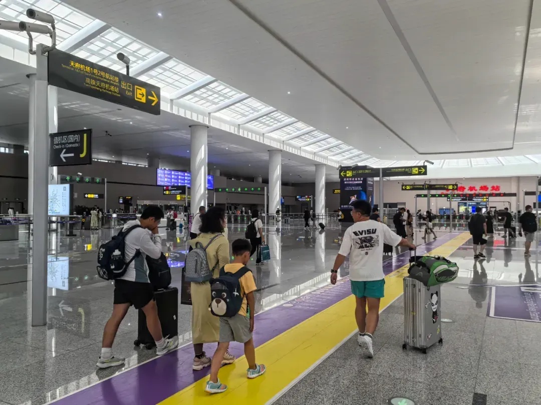 一人带三娃坐不了飞机?多家航司回应→ 一人带三娃坐不了飞机?多家航司回应→