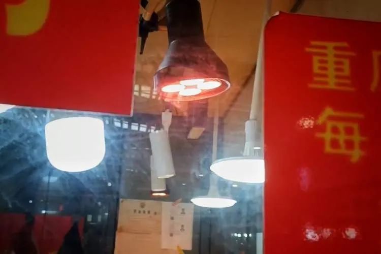 白色荧光灯照得老板娘满面红光，“生鲜灯”为何禁而不止