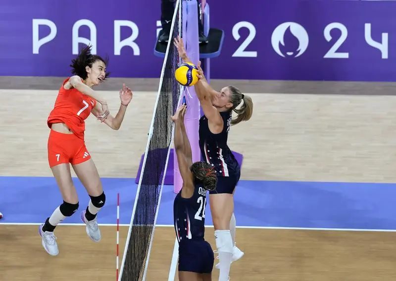 姑娘们太顶了,女排精神在最后一刻具象化了! 姑娘们太顶了,女排精神在最后一刻具象化了!