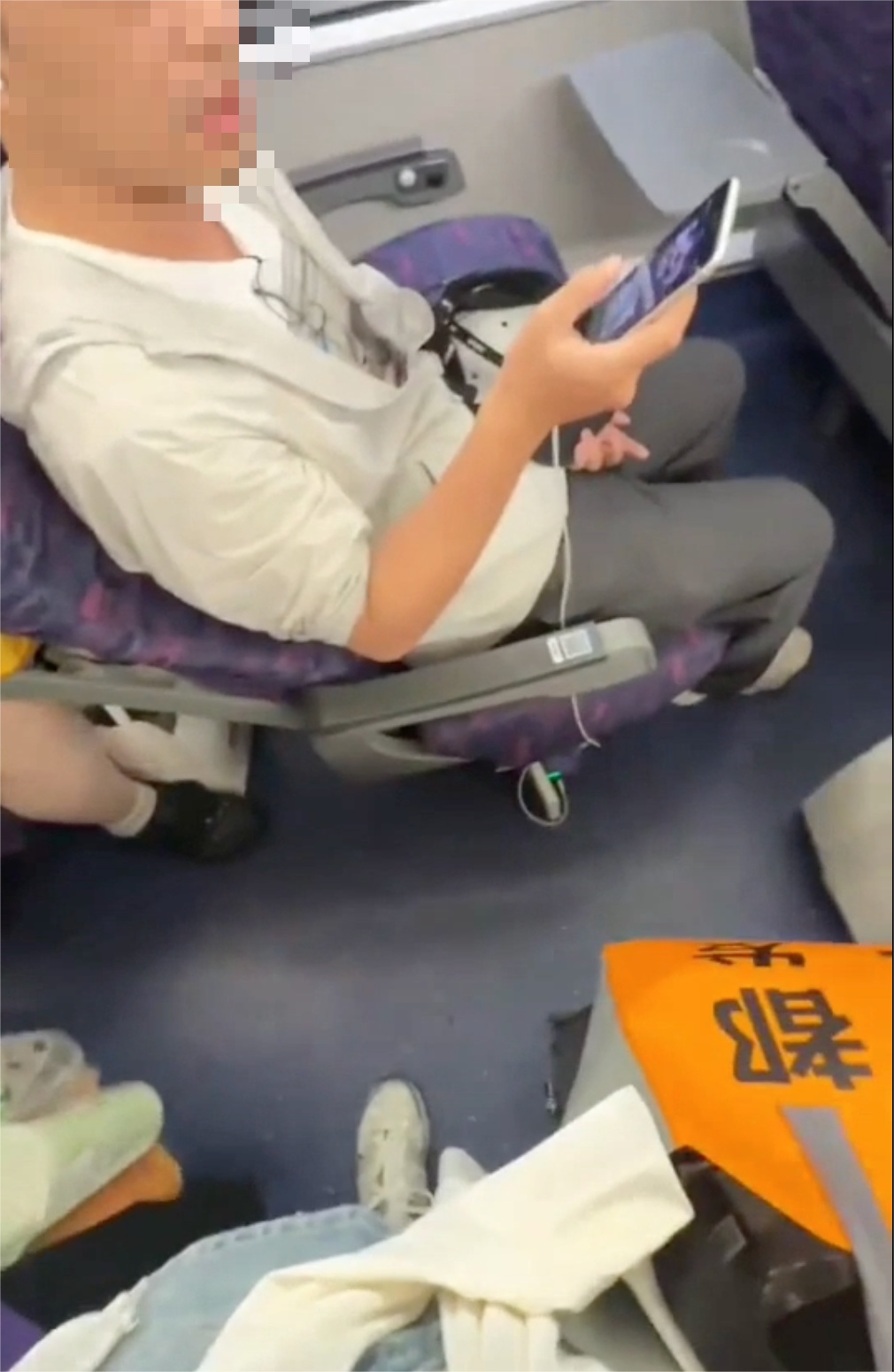 男子为充电高铁霸占座位，还指责对方“一根筋”！12306回应