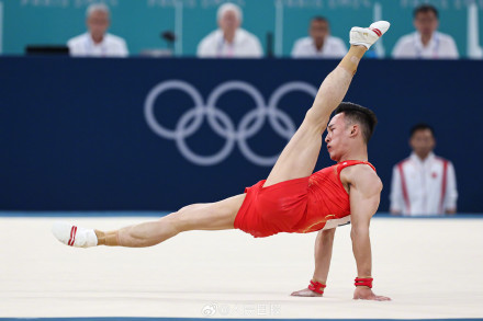 中国体操男团摘银 中国体操男团摘银