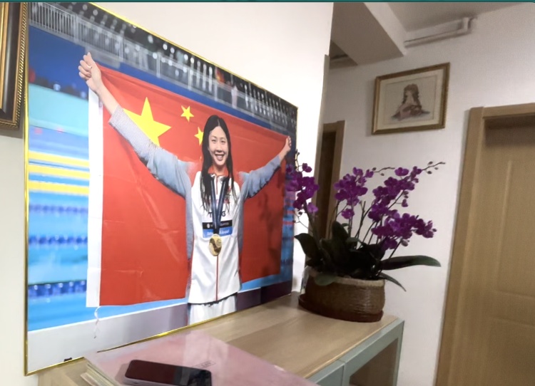 “潜艇”泪洒领奖台,妈妈讲述摘银幕后故事 “潜艇”泪洒领奖台,妈妈讲述摘银幕后故事