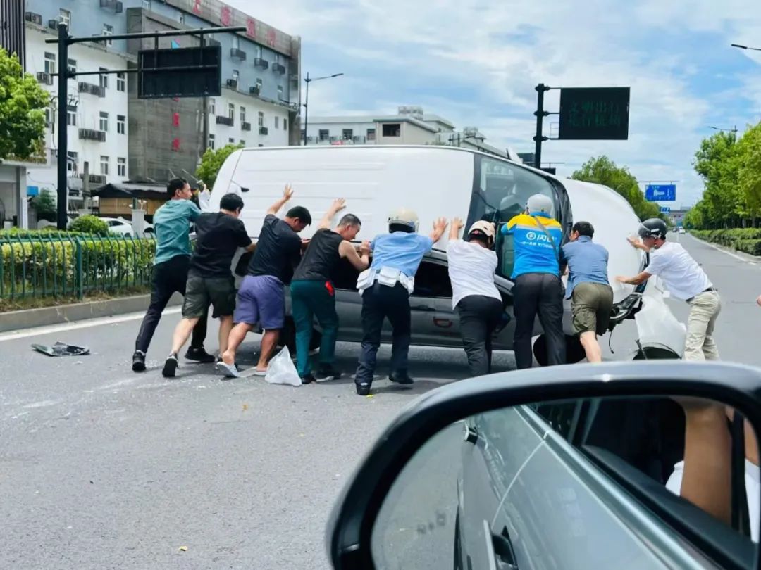 事发突然!杭州闹市区,男子一个手势,八九个人立马围了上来... 事发突然!杭州闹市区,男子一个手势,八九个人立马围了上来...