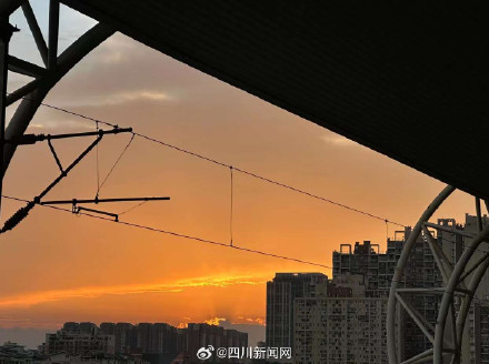 成都今天的晚霞，美翻了！