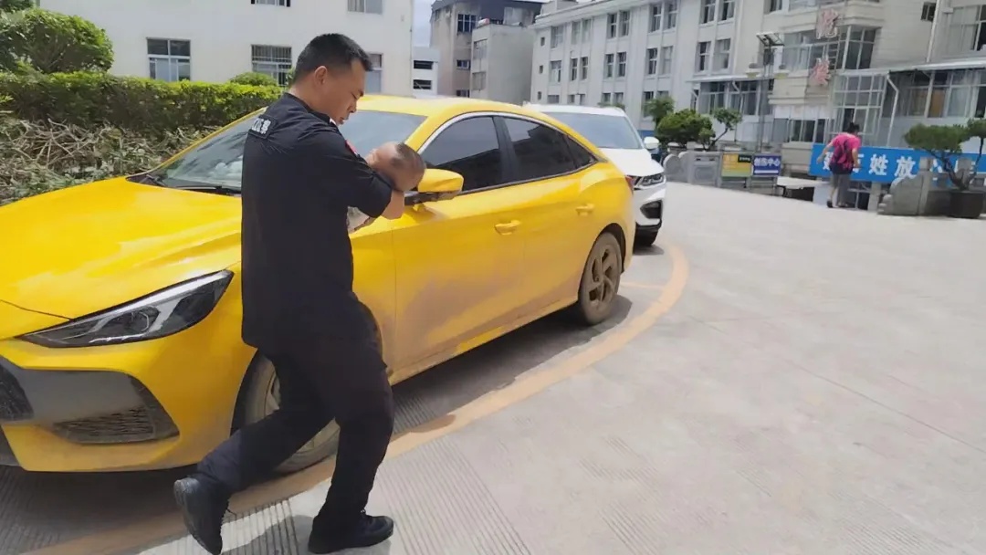 婴儿突发高烧抽搐，民警一路“狂飙”紧急送医