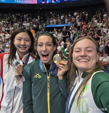 巴黎奥运流行起了合拍晒奖牌