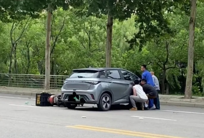 “人在车底下”！瞬间，他们变身“抬车侠”