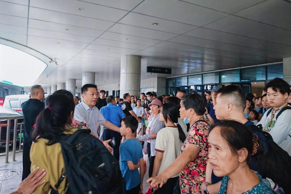 强降雨致1538名旅客滞留，湖南娄底紧急调集33辆大巴车1小时内转运旅客