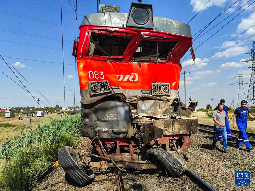 俄一客运列车与卡车相撞后脱轨