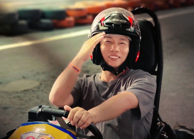 事发突然!杭州闹市区,男子一个手势,八九个人立马围了上来... 事发突然!杭州闹市区,男子一个手势,八九个人立马围了上来...