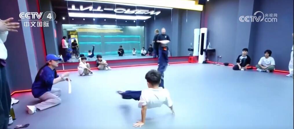 从街头“跳到”奥运会!霹雳舞高手过“招”奥运 活力运动掀风潮 从街头“跳到”奥运会!霹雳舞高手过“招”奥运 活力运动掀风潮