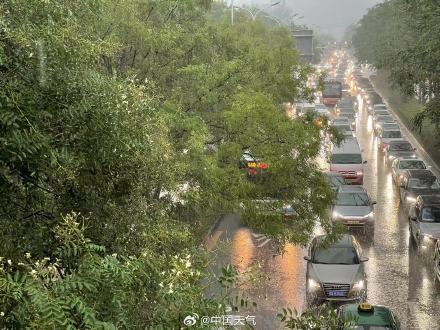 警惕次生灾害!北京今日雨水登场闷热缓解 局地或现暴雨 警惕次生灾害!北京今日雨水登场闷热缓解 局地或现暴雨