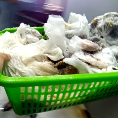 执法人员吓出尖叫!上海一餐饮店卖蛇肉被举报,现场查获活蛇数量惊人…… 执法人员吓出尖叫!上海一餐饮店卖蛇肉被举报,现场查获活蛇数量惊人……