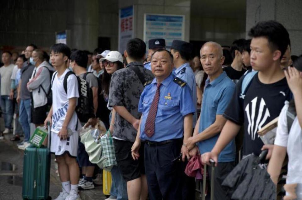 强降雨致1538名旅客滞留，湖南娄底紧急调集33辆大巴车1小时内转运旅客