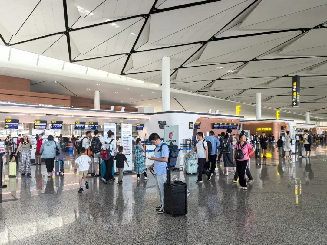 一人带三娃坐不了飞机?多家航司回应→ 一人带三娃坐不了飞机?多家航司回应→