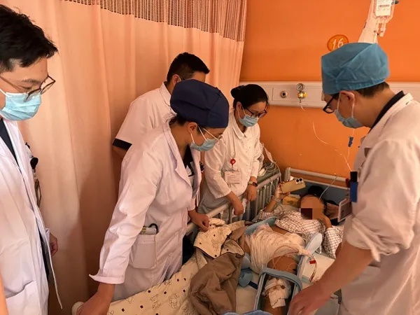 3岁女孩颅骨粉碎性骨折，紧急转上海救治！家长千万引以为戒