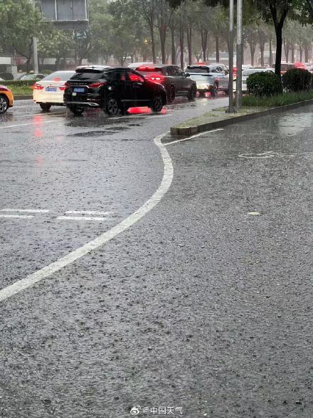 警惕次生灾害!北京今日雨水登场闷热缓解 局地或现暴雨 警惕次生灾害!北京今日雨水登场闷热缓解 局地或现暴雨