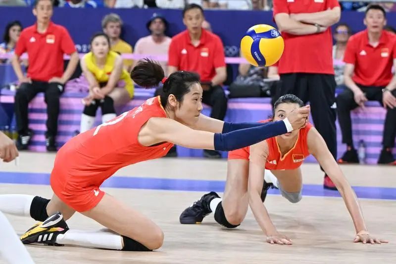 姑娘们太顶了,女排精神在最后一刻具象化了! 姑娘们太顶了,女排精神在最后一刻具象化了!