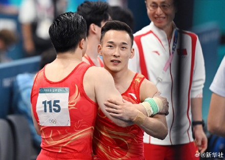 恭喜!中国体操男团夺银 恭喜!中国体操男团夺银