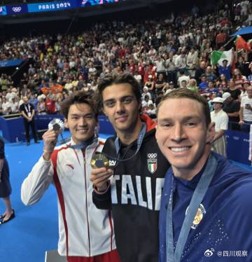 巴黎奥运流行起了合拍晒奖牌