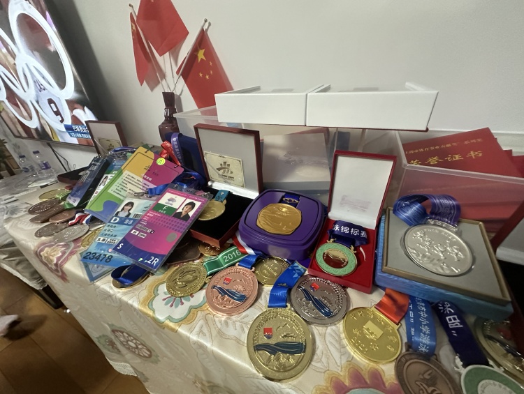 “潜艇”泪洒领奖台,妈妈讲述摘银幕后故事 “潜艇”泪洒领奖台,妈妈讲述摘银幕后故事